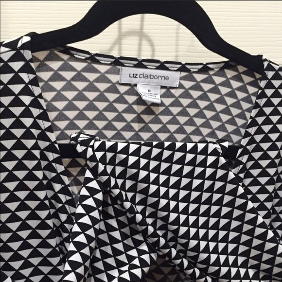Liz Claiborne black white geo print faux wrap Top size Medium - Picture 3 of 4